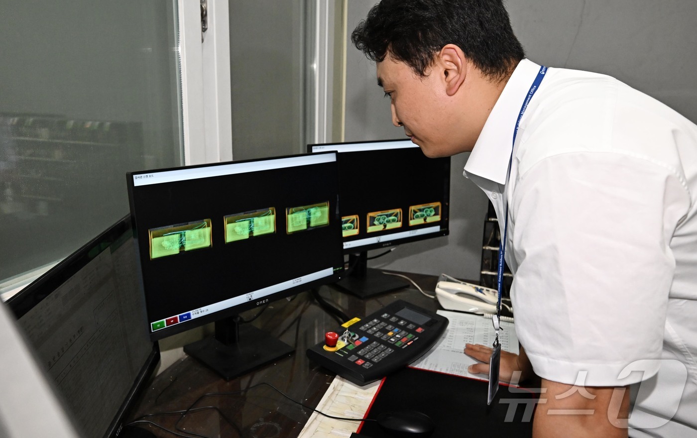 (서울=뉴스1) 김도우 기자 = 19일 서울 종로구 정부서울청사 별관에서 을지연습 일환으로 열린 폭발물 테러 대응 합동훈련에서 정부청사관리소 관계자가 엑스레이 장비를 통해 폭발물 …