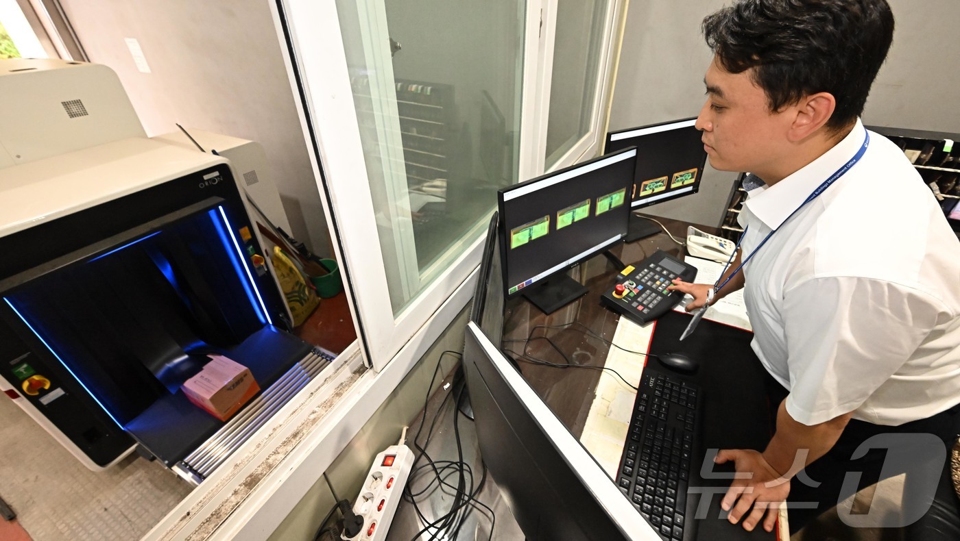 (서울=뉴스1) 김도우 기자 = 19일 서울 종로구 정부서울청사 별관에서 을지연습 일환으로 열린 폭발물 테러 대응 합동훈련에서 정부청사관리소 관계자가 엑스레이 장비를 통해 폭발물 …