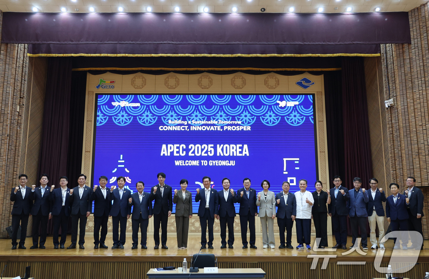 (경주=뉴스1) = 정청래 더불어민주당 대표가 19일 오후  APEC 정상회의 준비현장 점검차 경주시 경북문화관광공사 육부촌을 찾아 기념 촬영을 하고 있다. (더불어민주당 제공. …