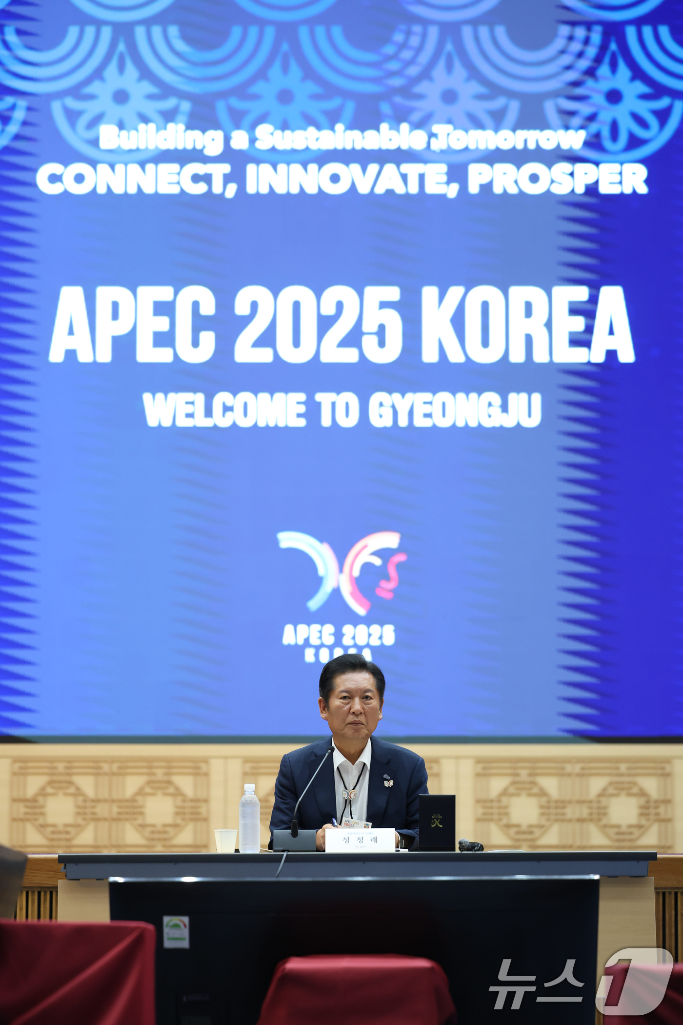 (경주=뉴스1) = 정청래 더불어민주당 대표가 19일 오후  APEC 정상회의 준비현장 점검차 경주시 경북문화관광공사 육부촌을 찾아 인사말을 하고 있다. (더불어민주당 제공. 재판 …