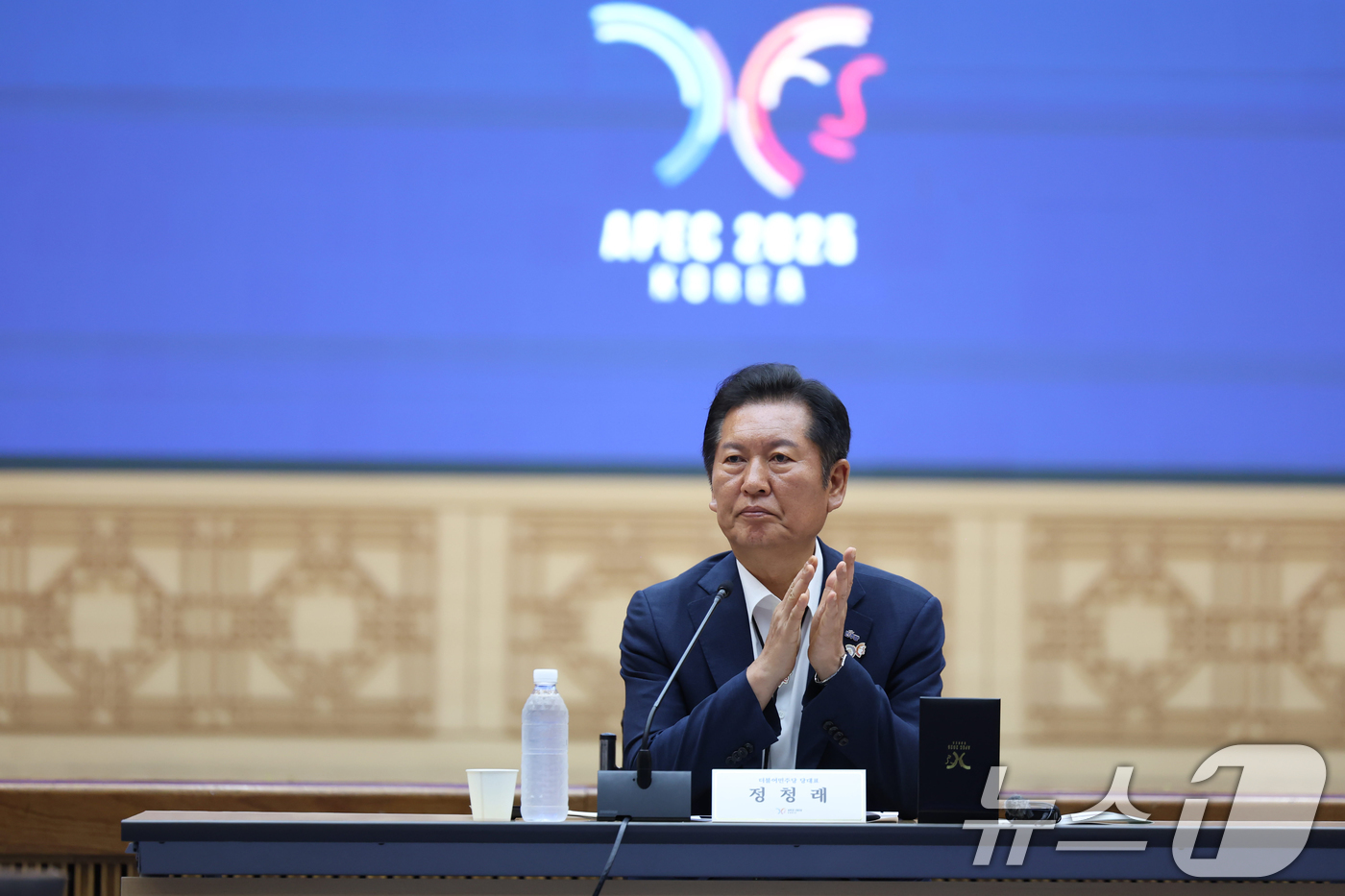 (경주=뉴스1) = 정청래 더불어민주당 대표가 19일 오후  APEC 정상회의 준비현장 점검차 경주시 경북문화관광공사 육부촌을 찾아 손뼉치고 있다. (더불어민주당 제공. 재판매 및 …