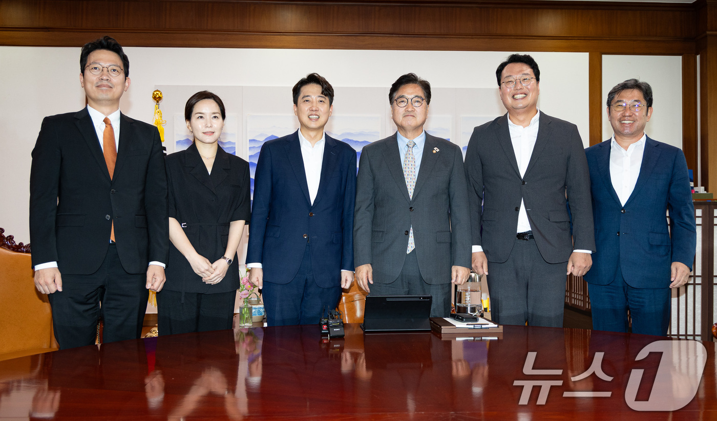 (서울=뉴스1) 유승관 기자 = 우원식 국회의장이 19일 서울 여의도 국회에서 이준석 개혁신당 대표를 접견, 기념 촬영을 하고 있다.왼쪽부터 개혁신당 이기인 사무총장, 이주영 정책 …