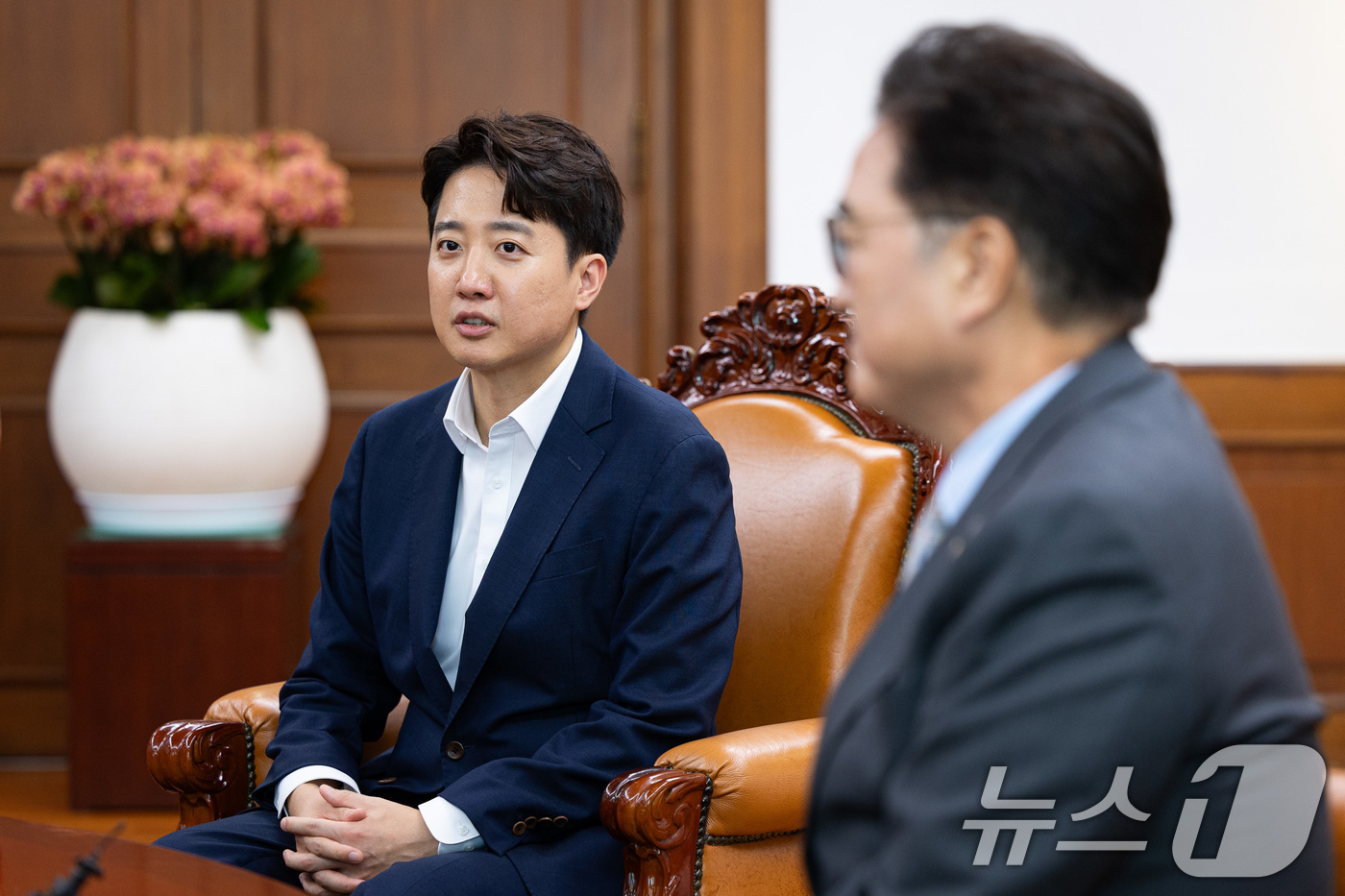 (서울=뉴스1) 유승관 기자 = 이준석 개혁신당 대표가 19일 서울 여의도 국회에서 우원식 국회의장을 예방하고 있다. 2025.8.19/뉴스1