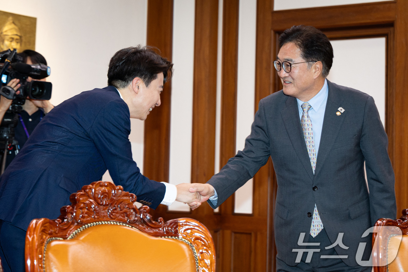 (서울=뉴스1) 유승관 기자 = 우원식 국회의장이 19일 서울 여의도 국회에서 이준석 개혁신당 대표를 접견, 인사를 나누고 있다. 2025.8.19/뉴스1