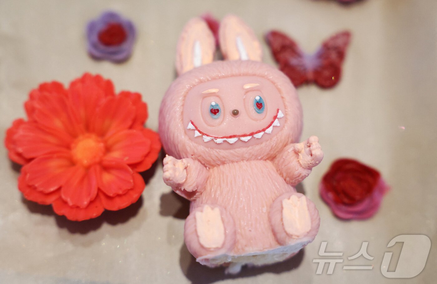 본문 이미지 - 러시아의 한 레스토랑이 지난 6월 라부부 모습을 본뜬 디저트 케익을 선보였다. ⓒ 로이터=뉴스1 ⓒ News1 박형기 기자