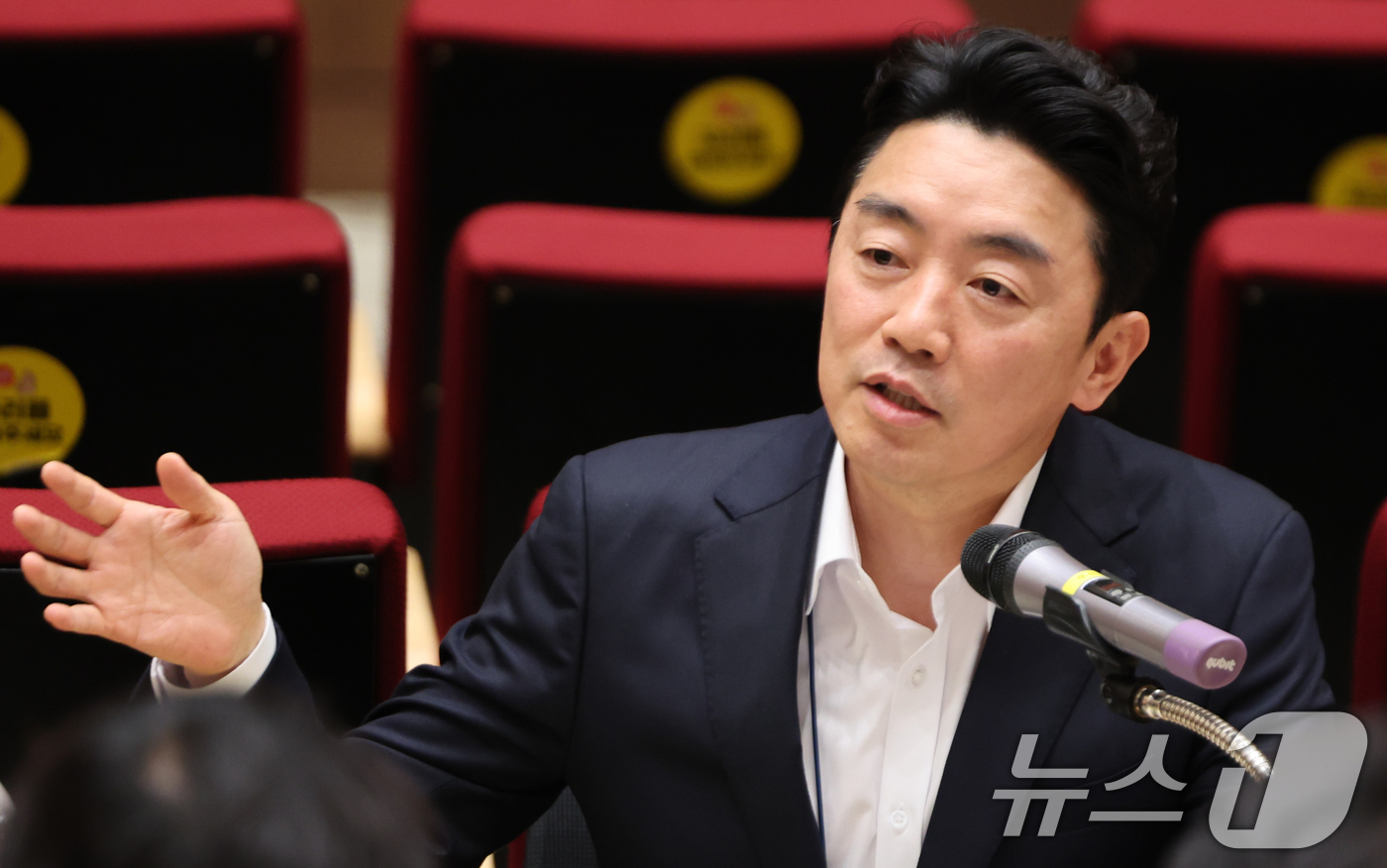 (서울=뉴스1) 허경 기자 = 강훈식 대통령 비서실장이 19일 서울 용산 대통령실 청사에서 열린 기자간담회에서 발언하고 있다. 2025.8.19/뉴스1