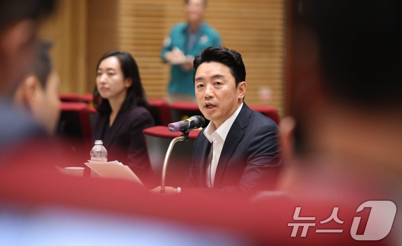 본문 이미지 - 강훈식 대통령 비서실장이 19일 서울 용산 대통령실 청사에서 열린 기자간담회에서 발언하고 있다. 2025.8.19/뉴스1 ⓒ News1 허경 기자