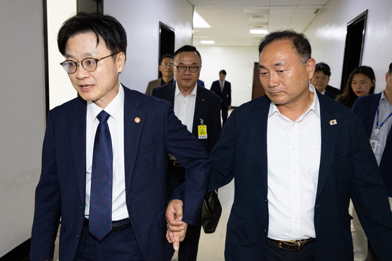 당정 "석유화학기업 사업재편 신속 승인…KS 인증제도 개편"