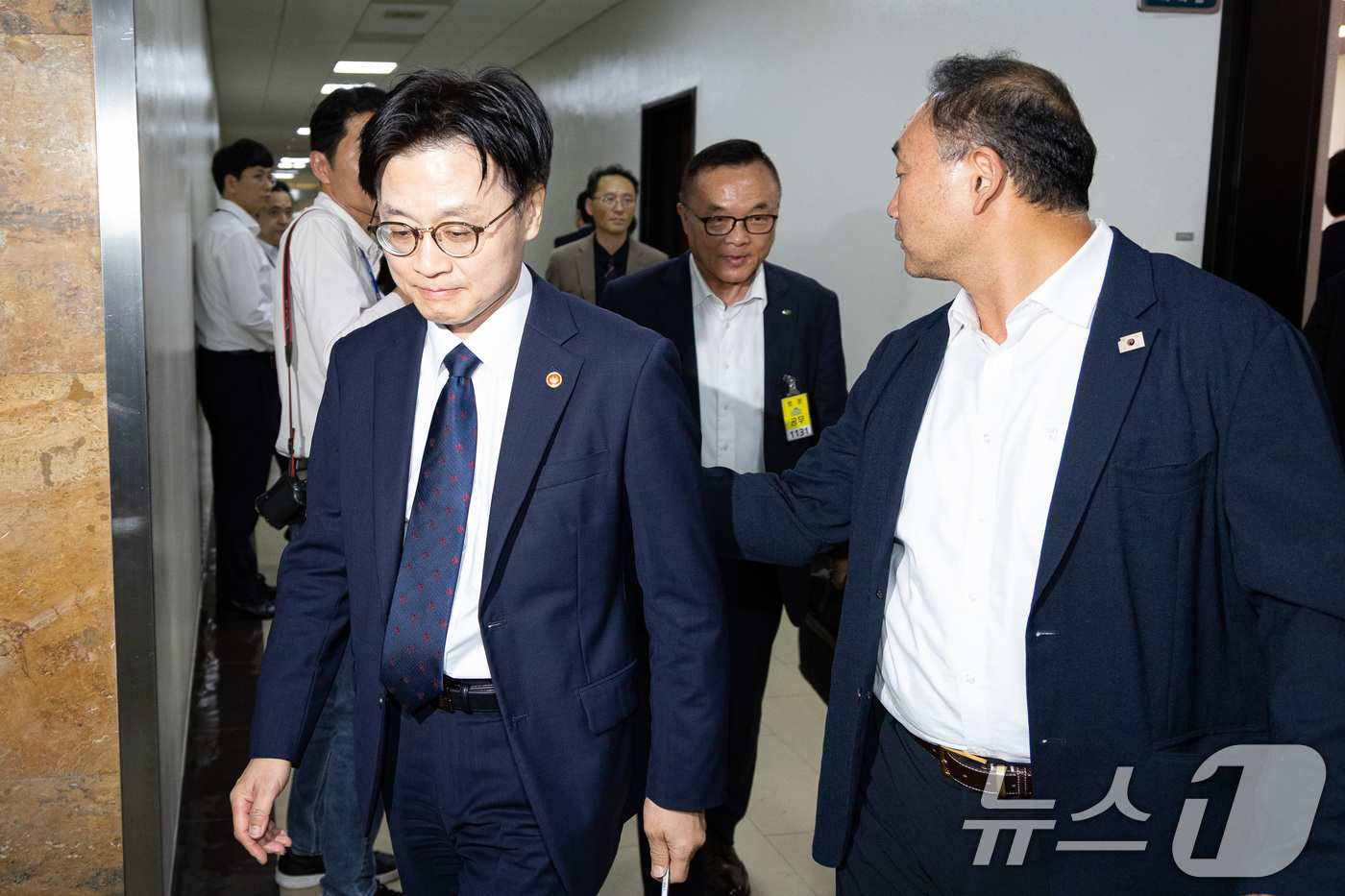 (서울=뉴스1) 유승관 기자 = 김정관 산업통상자원부 장관(왼쪽)과 김원이 더불어민주당 간사가 19일 서울 여의도 국회에서 열린 제428회 국회(임시회) 산업통상자원중소벤처기업위원 …