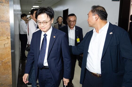 체코원전 계약 관련 자료요구 논의 위해 이동하는 김정관 장관과 황주호 한수원 사장