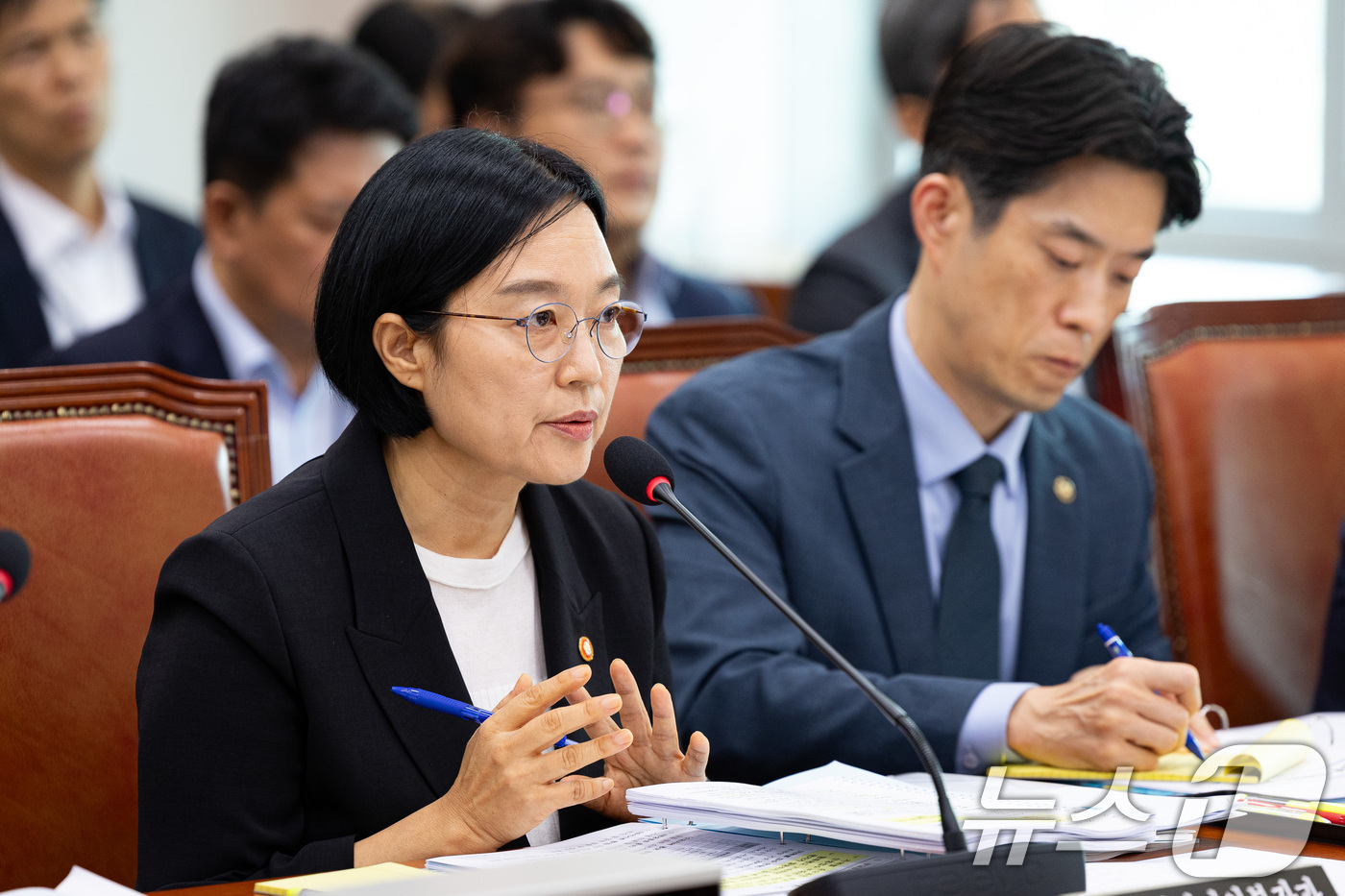 (서울=뉴스1) 유승관 기자 = 한성숙 중소벤처기업부 장관이 19일 서울 여의도 국회에서 열린 제428회 국회(임시회) 산업통상자원중소벤처기업위원회 제2차 전체회의에 출석해 의원 …