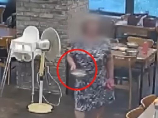 본문 이미지 - "칼국수도 다 먹지 않았다"며 따지는 장면. (JTBC '사건반장' 갈무리)