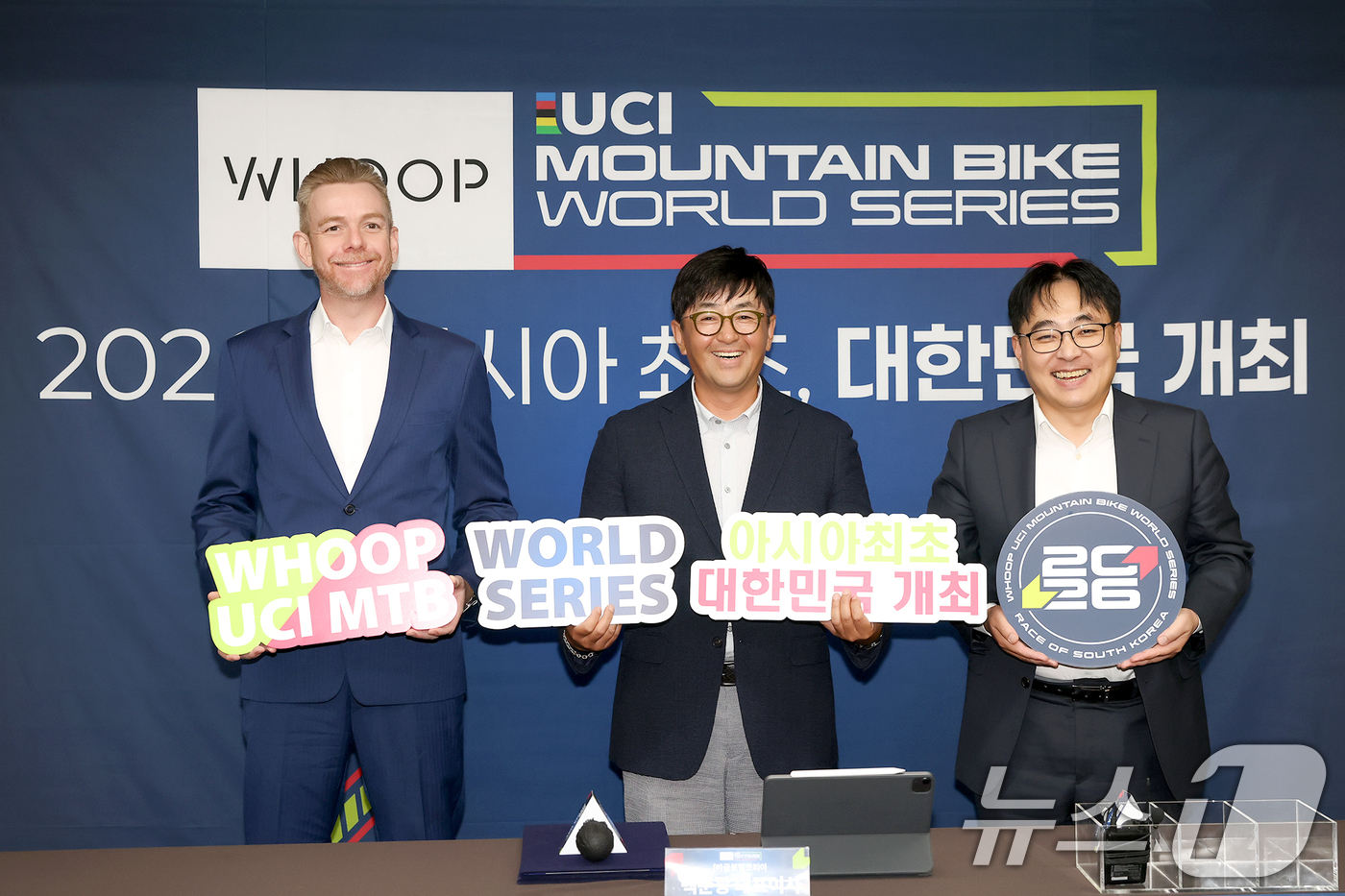 (서울=뉴스1) = 앤드류 화이트 위너브라더스디스커버리(WBD) 아시아 및 퍼시픽 파트너쉽 부사장(왼쪽부터), 백운광 글로벌코리아 대표이사, 박인준 모나용평 대표이사가 19일 서울 …