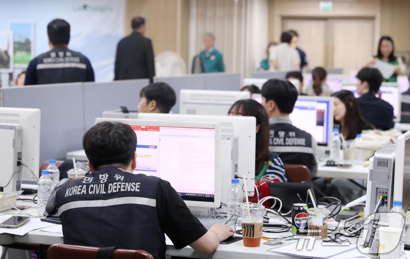 (서울=뉴스1) = 2025년 을지연습 둘째 날인 19일, 송파구청 대강당 종합상황실에서 관계자들이 도상연습을 하고 있다. (송파구 제공. 재판매 및 DB 금지) 2025.8.19 …