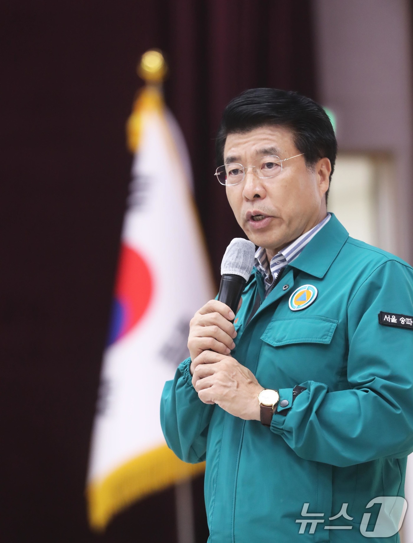 (서울=뉴스1) = 서강석 송파구청장이 을지연습 둘째 날인 19일 서울 송파구청 대강당 종합상황실에서 주민들에게 2025년 을지연습 훈련 상황을 보고하고 있다. (송파구 제공. 재 …