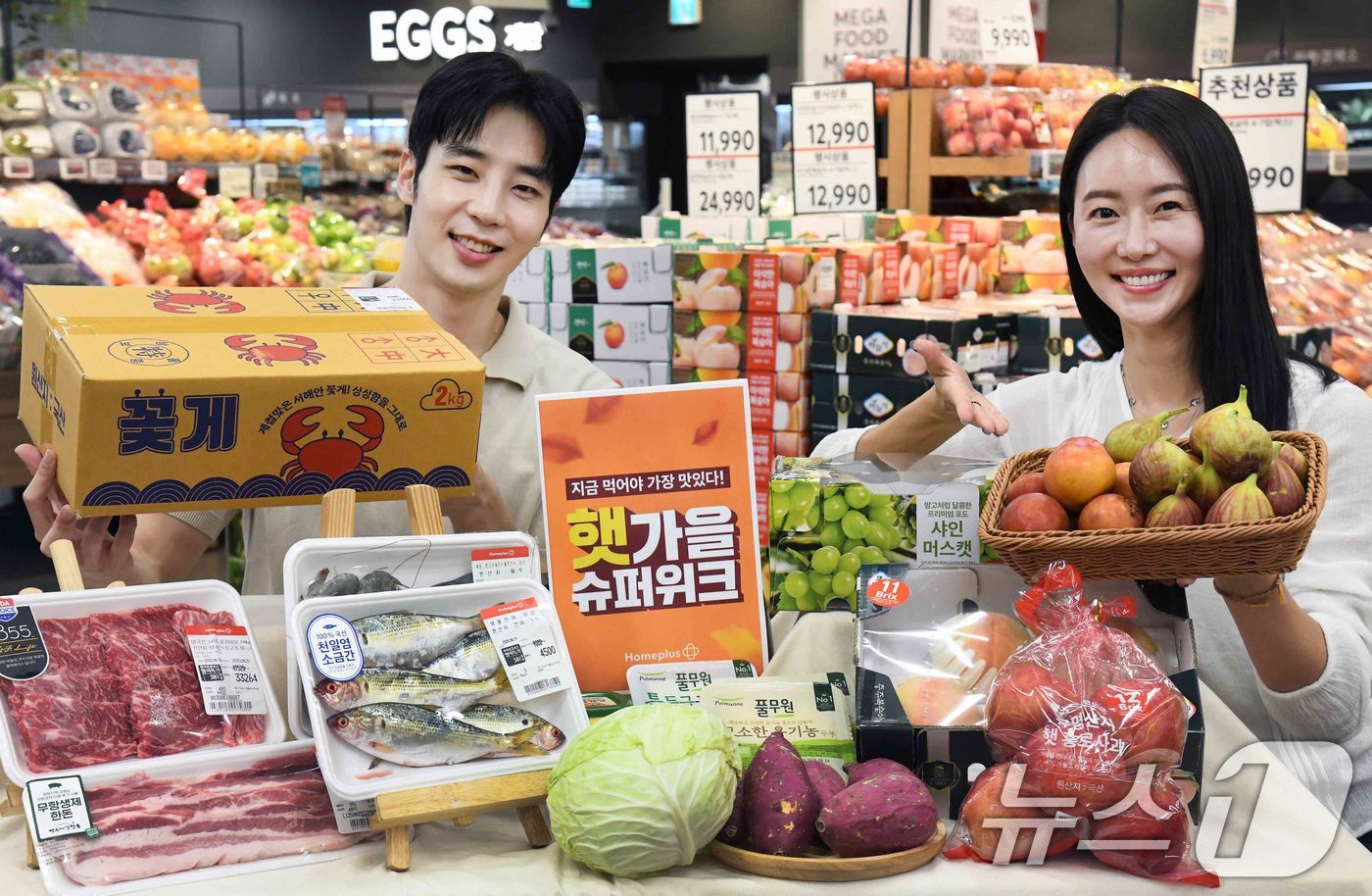 (서울=뉴스1) = 홈플러스가 오는 21일부터 한 발 빠른 가을 준비를 위한 '햇가을 슈퍼위크'를 전개한다고 20일 밝혔다.모델들이 서울 강서구 홈플러스 메가 푸드 마켓 라이브 강 …