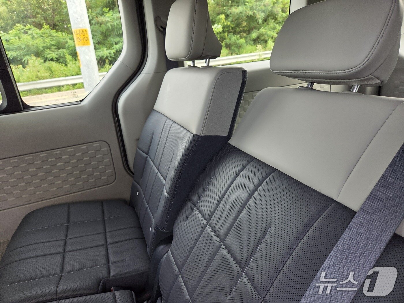 본문 이미지 - 기아 PV5 패신저 모델 실내. 2열 좌석을 리클라이닝한 모습. ⓒ 뉴스1 박기범 기자