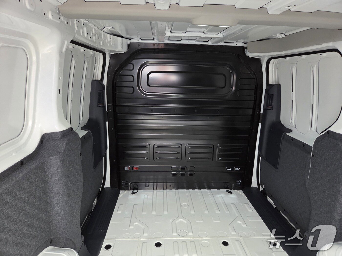 본문 이미지 - 기아 PV5 카고 모델 실내 ⓒ 뉴스1 박기범 기자