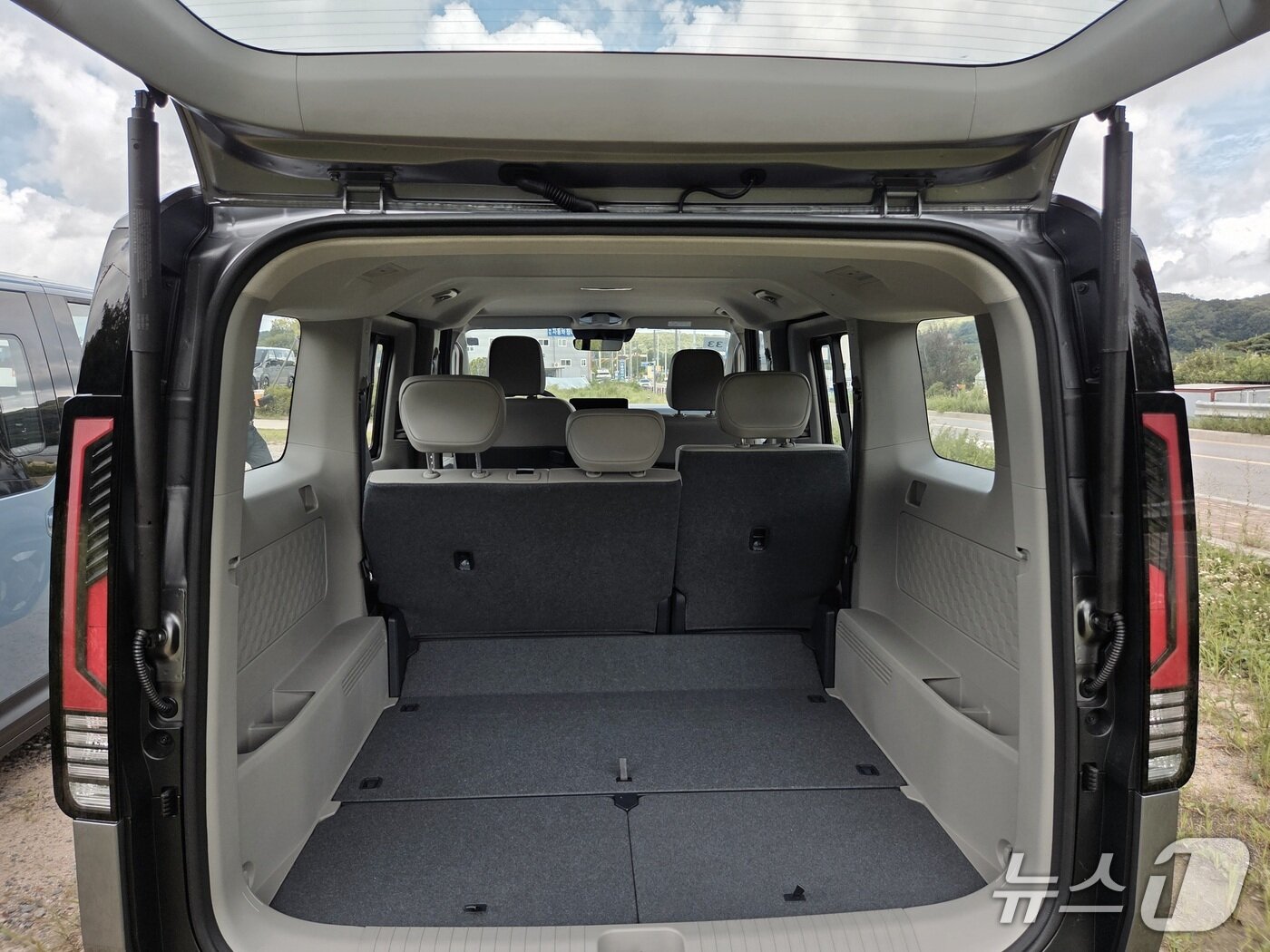 본문 이미지 - 기아 PV5 패신저 모델의 2열을 접은 모습. ⓒ 뉴스1 박기범 기자