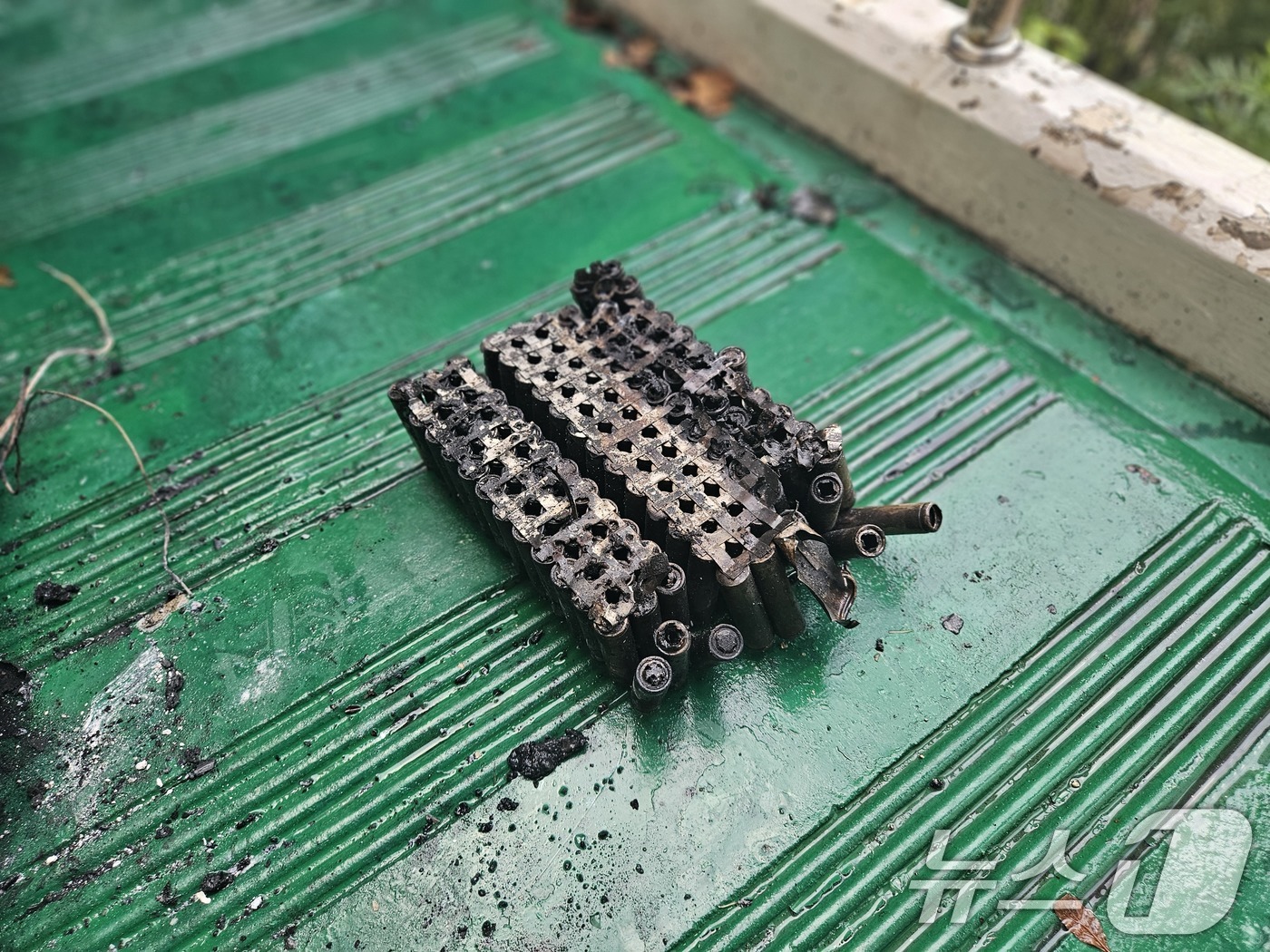 (서울=뉴스1) = 경기도소방재난본부는 19일 경기 동두천시 송내동 아파트 1층 세대에서 화재가 발생했으며, 충전 중이던 캠핑용 리튬이온 배터리에서 불이 난 것으로 보고 정확한 화 …