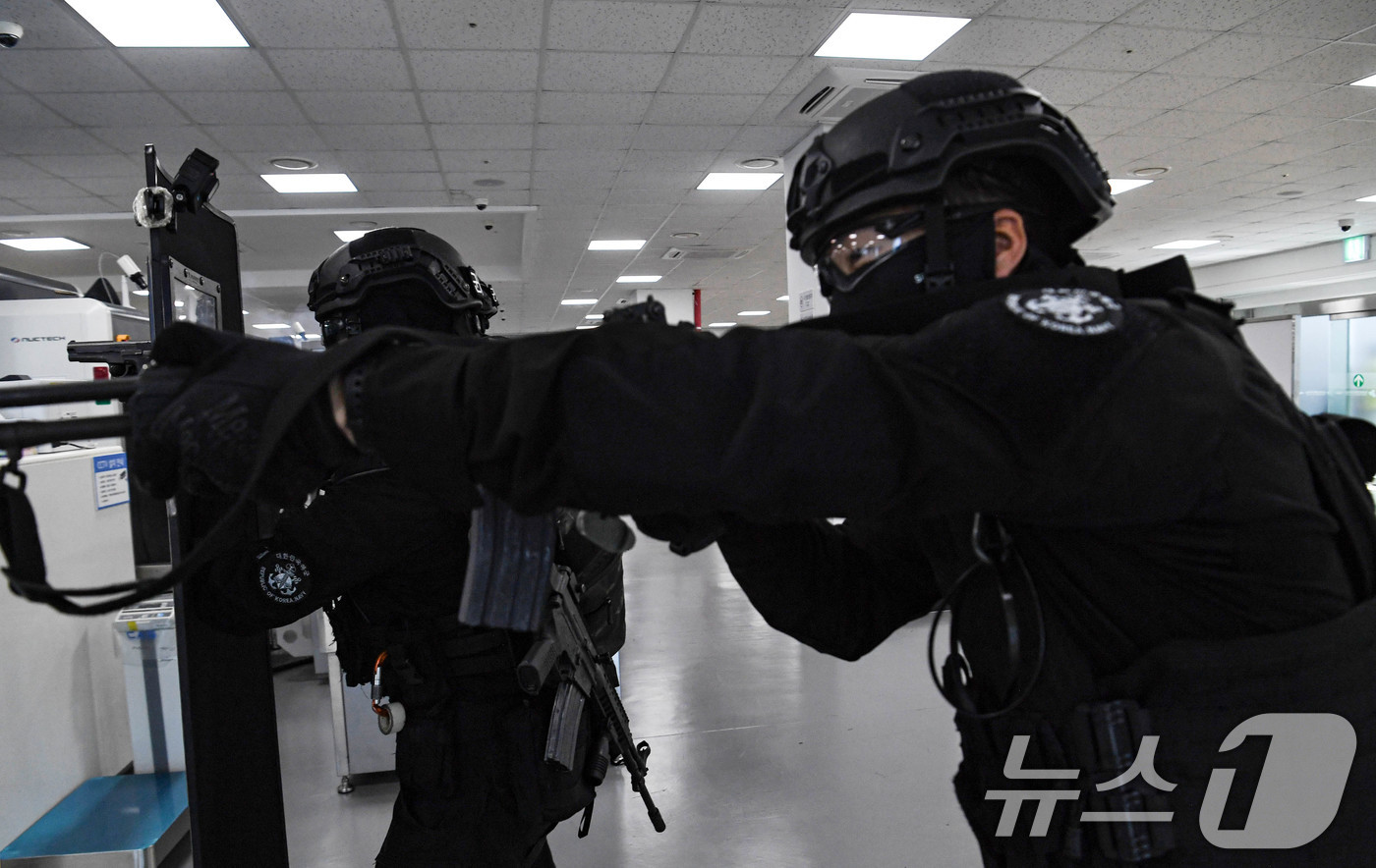 (서울=뉴스1) = 19일 인천항 크루즈터미널에서 을지 자유의 방패(UFS) 연습의 일환으로 진행된 '인천항 통합항만방호훈련'에서  해군 인천해역방어사령부 특수임무대 대원들이 터미 …