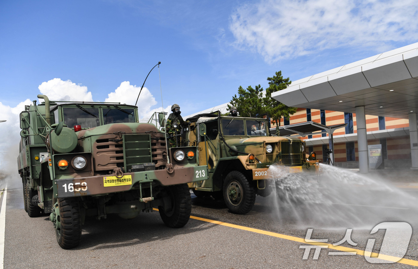 (서울=뉴스1) = 19일 인천항 크루즈터미널에서 을지 자유의 방패(UFS) 연습의 일환으로 진행된 '인천항 통합항만방호훈련'에서 해군 해군 인천해역방어사령부 화생방지원대 대원들이 …