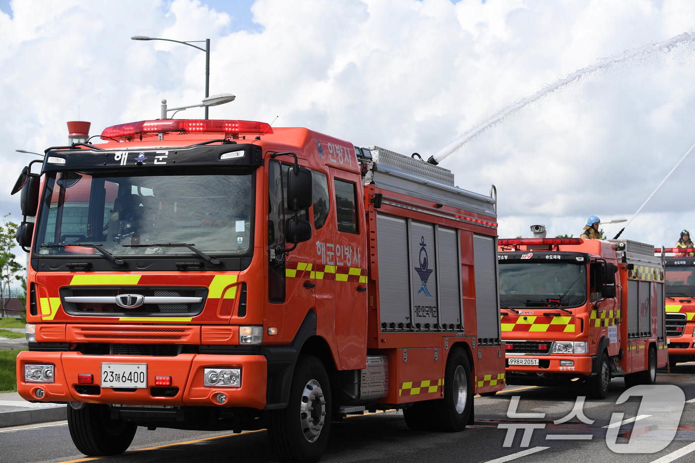 (서울=뉴스1) = 19일 인천항 크루즈터미널에서 을지 자유의 방패(UFS) 연습의 일환으로 진행된 '인천항 통합항만방호훈련'에서 해군 인천해역방어사령부 화생방지원대와 송도 소방서 …