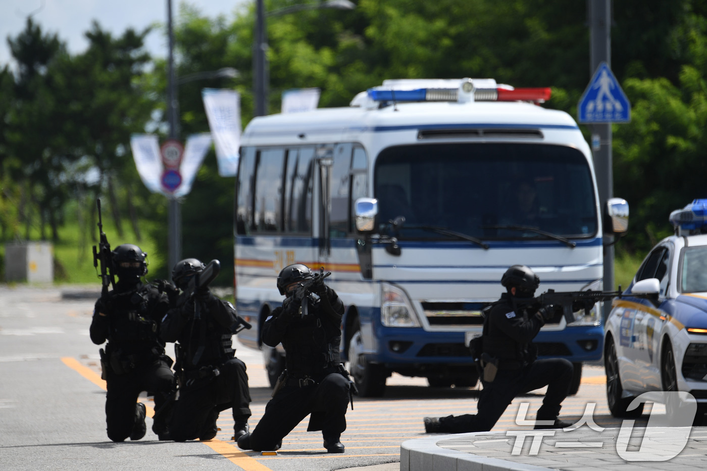 (서울=뉴스1) = 19일 인천항 크루즈터미널에서 을지 자유의 방패(UFS) 연습의 일환으로 진행된 '인천항 통합항만방호훈련'에서 해군 인천해역방어사령부 특수임무대 대원들이 소형드 …