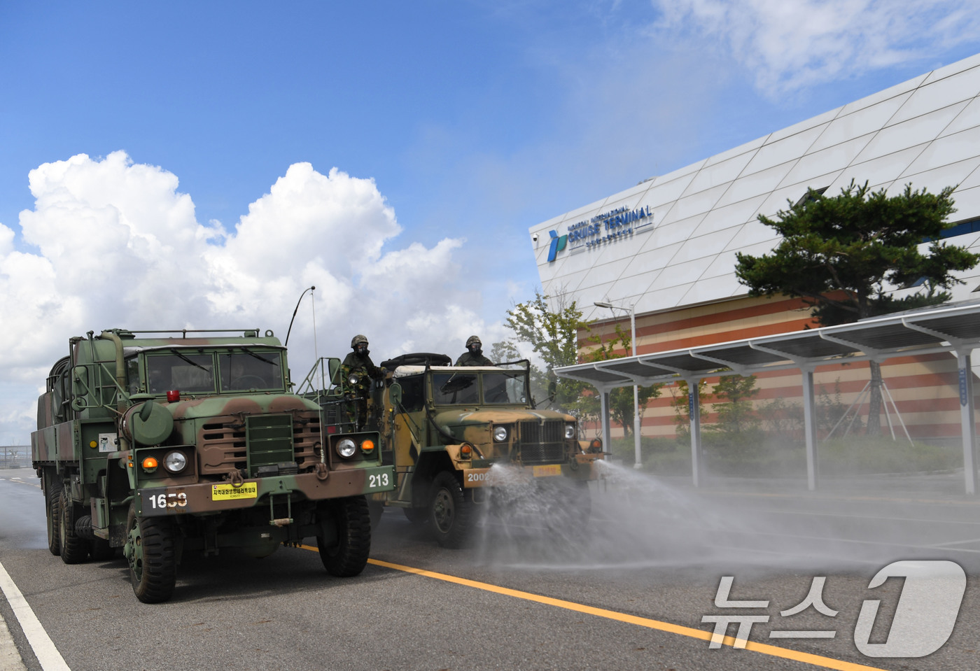 (서울=뉴스1) = 19일 인천항 크루즈터미널에서 을지 자유의 방패(UFS) 연습의 일환으로 진행된 '인천항 통합항만방호훈련'에서 해군 해군 인천해역방어사령부 화생방지원대 대원들이 …