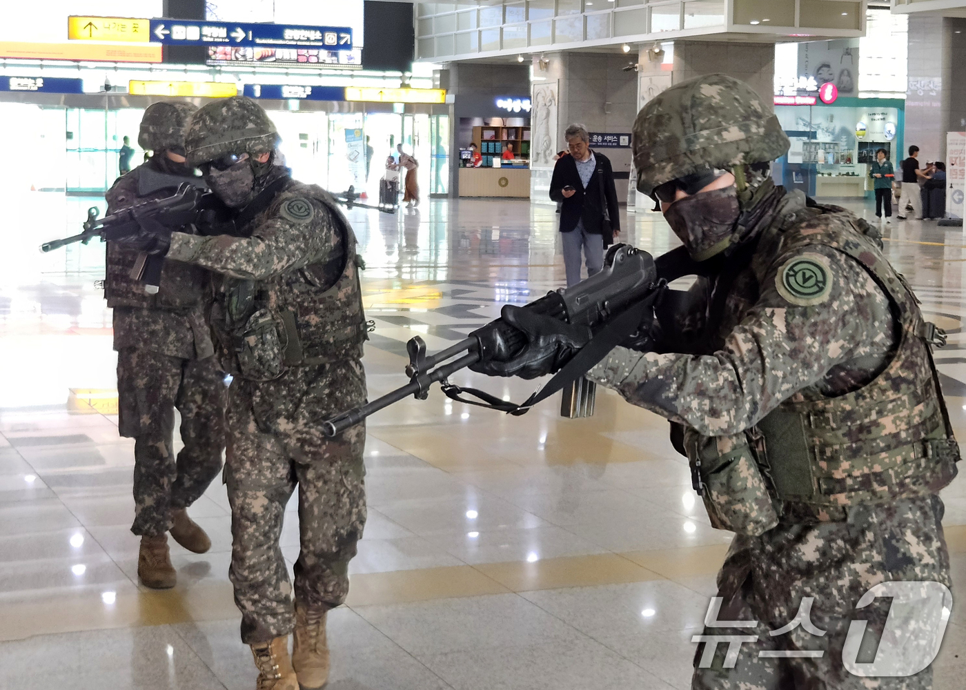 (경주=뉴스1) 최창호 기자 = 19일 육군 50사단 화랑여단이 APEC 2025 정상회의가 열리는 경북 경주 KTX역에서 민관군경 소방합동으로 대테러 훈련을 실시했다.훈련은 폭발 …