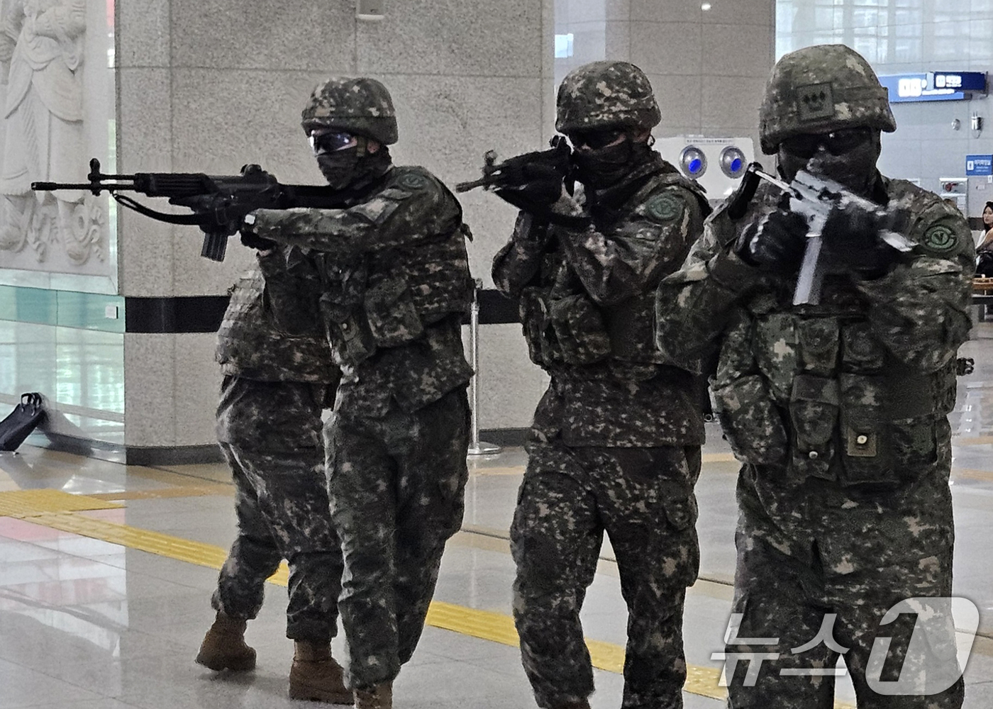 (경주=뉴스1) 최창호 기자 = 19일 육군 50사단 화랑여단이 APEC 2025 정상회의가 열리는 경북 경주 KTX역에서 민관군경 소방합동으로 대테러 훈련을 실시했다.훈련은 폭발 …