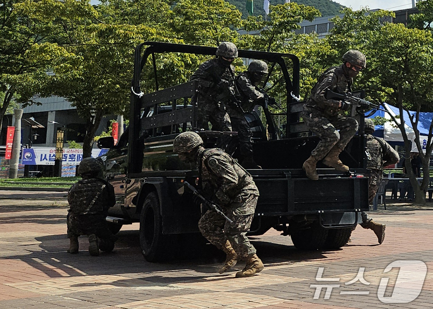 (경주=뉴스1) 최창호 기자 = 19일 육군 50사단 화랑여단이 APEC 2025 정상회의가 열리는 경북 경주 KTX역에서 민관군경 소방합동으로 대테러 훈련을 실시했다.훈련은 폭발 …