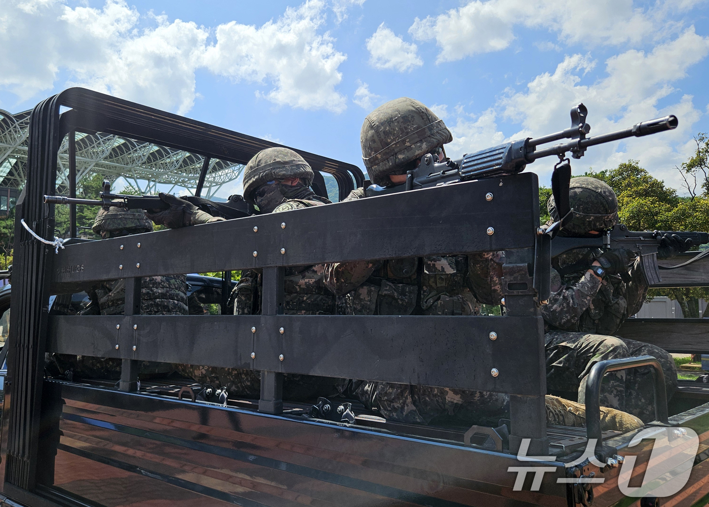 (경주=뉴스1) 최창호 기자 = 19일 육군 50사단 화랑여단이 APEC 2025 정상회의가 열리는 경북 경주 KTX역에서 민관군경 소방합동으로 대테러 훈련을 실시했다.훈련은 폭발 …