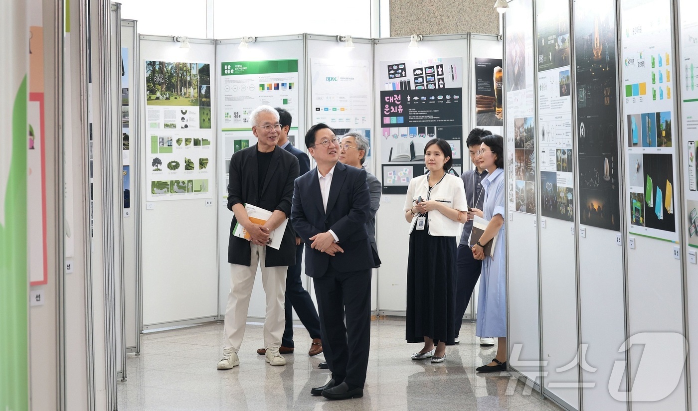 (대전=뉴스1) 이동원 기자 = 대전시는 19일 시청 2층 로비에서 ‘제17회 대전광역시 공공디자인 공모전’ 시상식을 개최했다. 이 자리에는 이장우 대전시장, 정명국 시의회 행정자 …