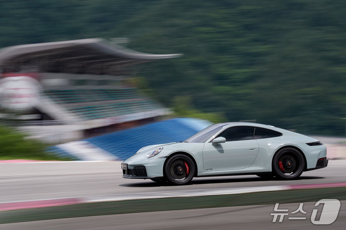본문 이미지 -  강원 인제스피디움 서킷에서 주행 중인 포르쉐 신형 911 GTS.&#40;포르쉐 제공&#41;