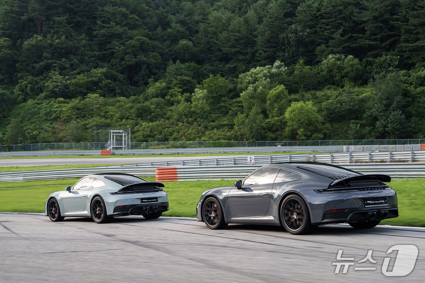 본문 이미지 -  강원 인제스피디움 서킷에서 주행 중인 포르쉐 신형 911 GTS.&#40;포르쉐 제공&#41;