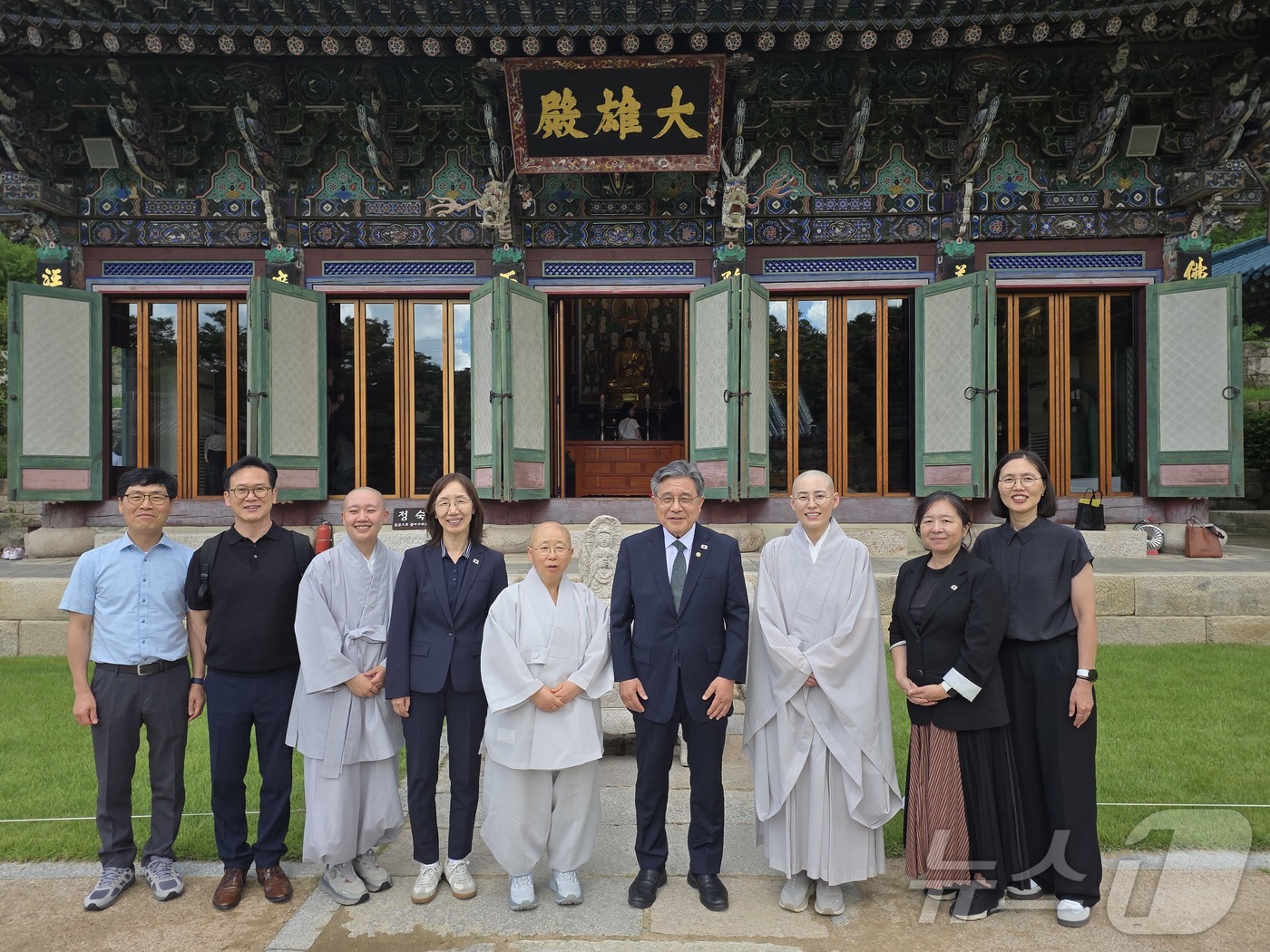 (서울=뉴스1) = 허민 국가유산청장(가운데)이 19일 오후 서울 은평구 소재의 사찰 진관사를 방문해 덕수궁 돈덕전에서 열리고 있는 ‘빛을 담은 항일유산’ 특별전에 보물 ‘서울 진 …