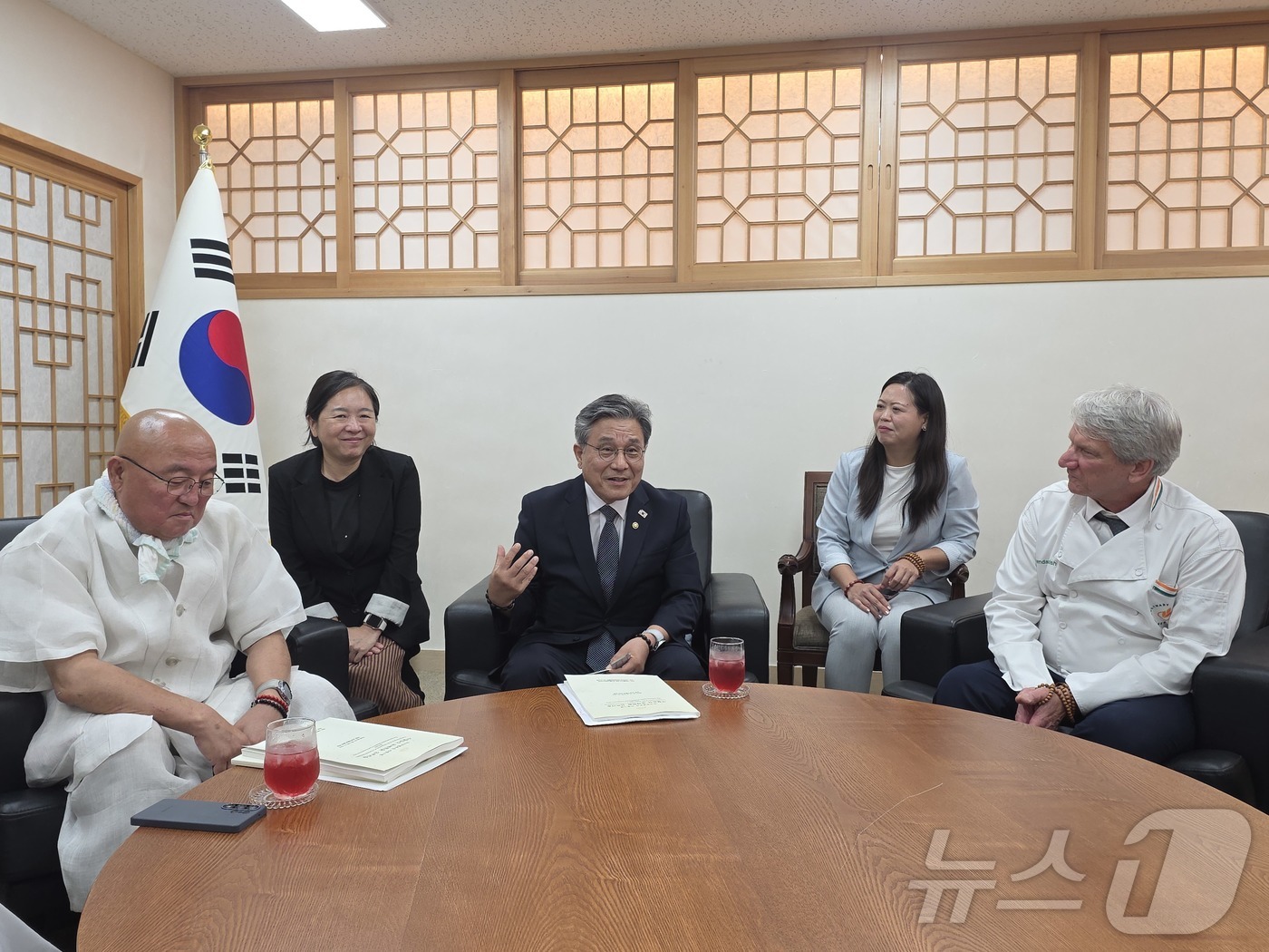 (서울=뉴스1) = 허민 국가유산청장(가운데)이 19일 오후 서울 종로구 소재 국립고궁박물관에서 개최된 ‘국가무형유산 지정기념 사찰음식 국제학술 심포지움’에 참석한 뒤 대한불교조계 …