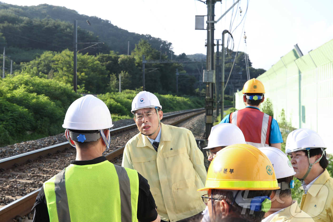 (서울=뉴스1) = 강희업 국토교통부 2차관이 경부선 남성현~청도구간에서 무궁화열차와 작업자(7명) 간 접촉 사고와 관련해 19일 오후 사고 현장 주변을 살펴보고 있다.  (국토교 …