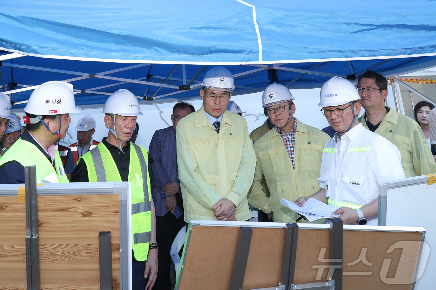 (서울=뉴스1) = 강희업 국토교통부 2차관이 경부선 남성현~청도구간에서 무궁화열차와 작업자(7명) 간 접촉 사고와 관련해 19일 오후 남성현역 인근에 설치된 현장 사고 수습본부에 …