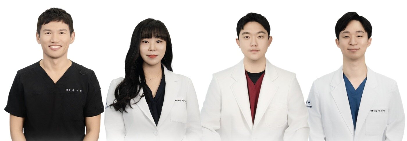 본문 이미지 - 교통사고 천추 골절 환견 치료에 다학제 협진으로 함께한 권기범 대표원장(왼쪽부터), 이가원 내과부원장, 성태훈 마취통증의학과 과장, 민재연 재활운동센터장 (예은동물의료센터 제공) ⓒ 뉴스1