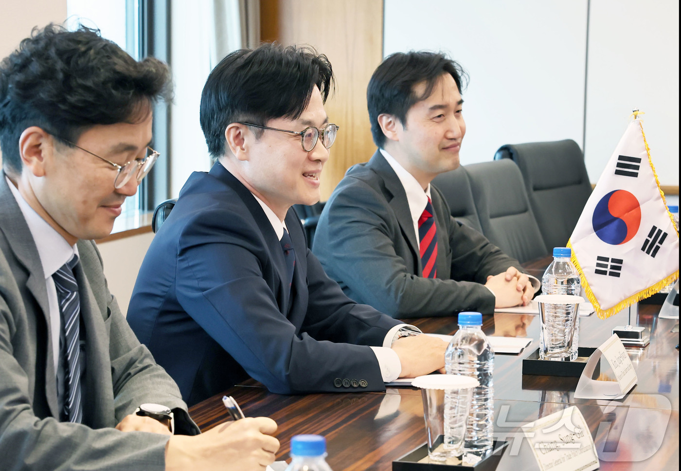 (서울=뉴스1) = 김정관 산업통상자원부 장관이 19일 오후 서울 중구 소공동 롯데호텔에서 태미 더크위스(Tammy Duckworth) 상원의원, 앤디 김(Andrew Kim) 상 …