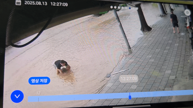 본문 이미지 - 맨홀을 들어올리는 김동희 씨(독자제공.재판매 및 DB금지)