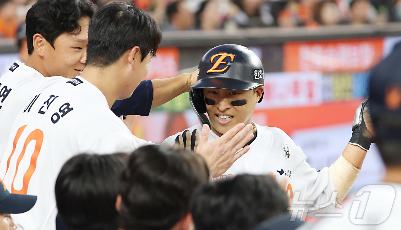 (대전=뉴스1) 김기남 기자 = 19일 대전 한화생명볼파크에서 열린 프로야구 '2025 신한 SOL 뱅크 KBO리그' 한화이글스 대 두산베어스 경기에서 한화 손아섭이 3회말 2루타 …