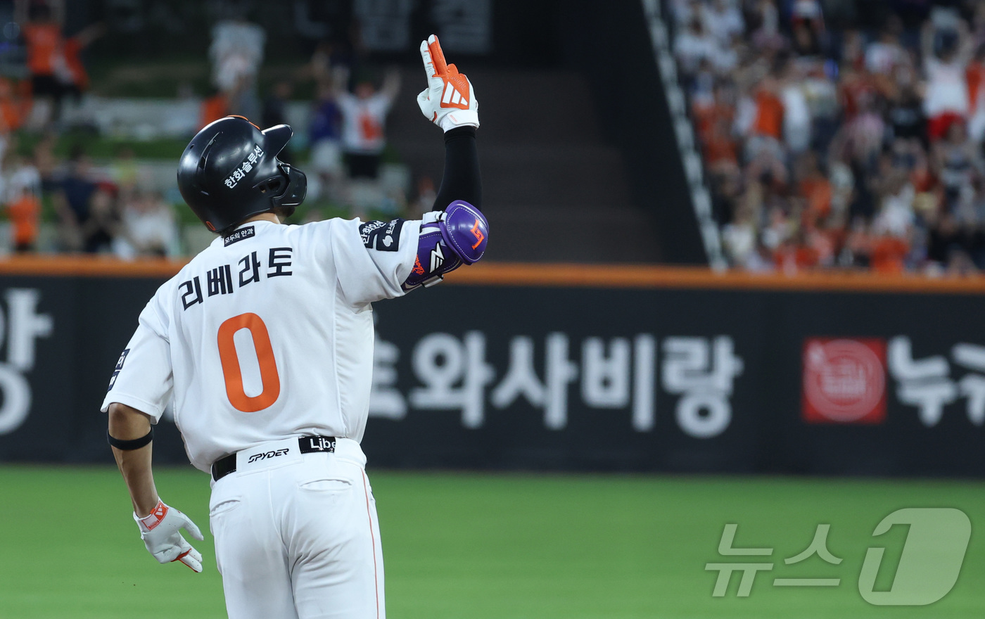 (대전=뉴스1) 김기남 기자 = 19일 대전 한화생명볼파크에서 열린 프로야구 '2025 신한 SOL 뱅크 KBO리그' 한화이글스 대 두산베어스 경기에서 한화 리베라토가 3회말 역전 …