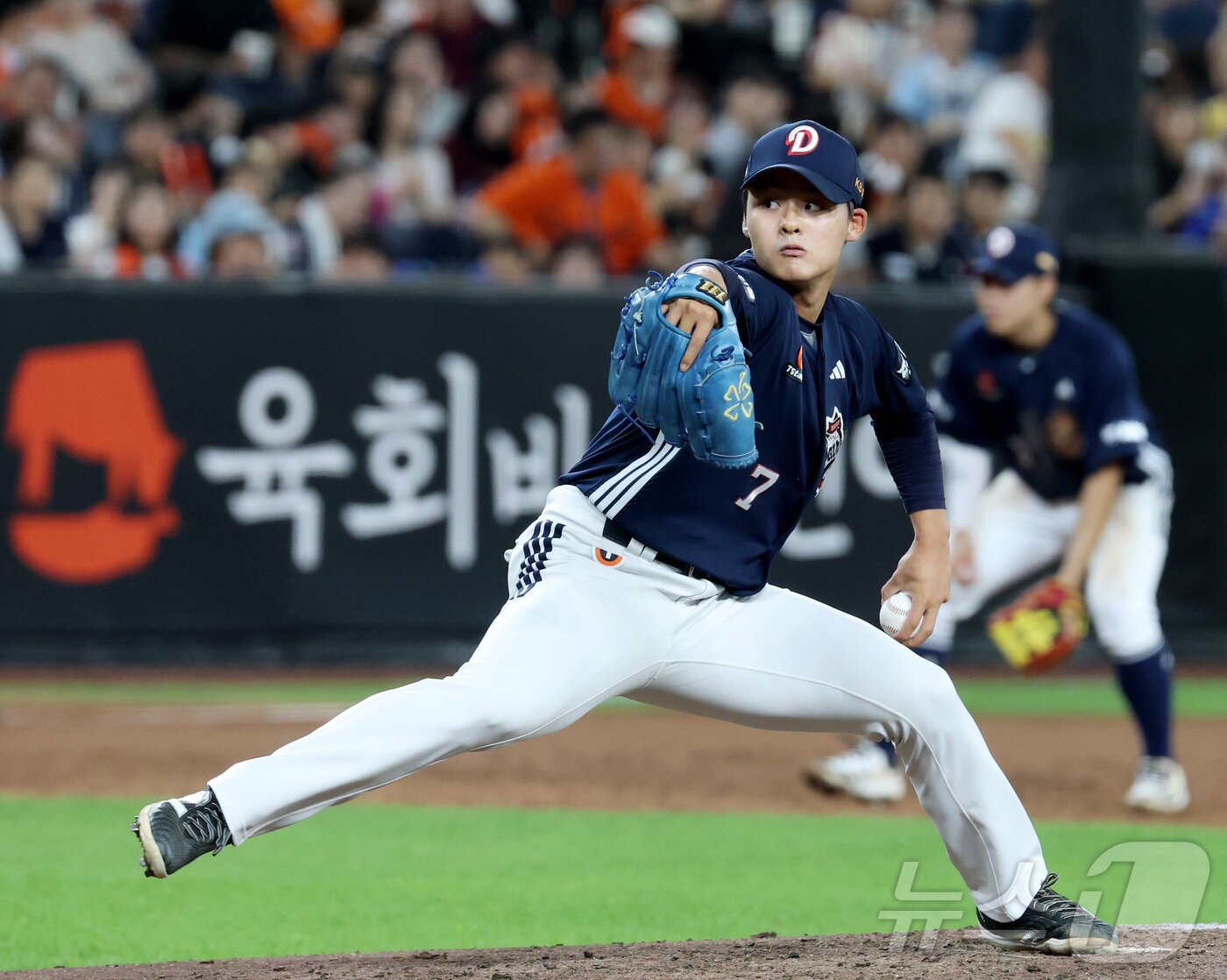 본문 이미지 - 19일 대전 한화생명볼파크에서 열린 프로야구 '2025 신한 SOL 뱅크 KBO리그' 한화이글스 대 두산베어스 경기에서 두산 이교훈이 투구하고 있다 2025.8.19 ⓒ 뉴스1 김기남 기자