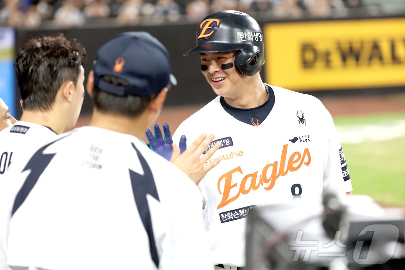본문 이미지 - 19일 대전 한화생명볼파크에서 열린 프로야구 &#39;2025 신한 SOL 뱅크 KBO리그&#39; 한화이글스 대 두산베어스 경기에서 한화 노시환이 5회말 1사 솔로 홈런을 치고 들어와 활짝 웃고 있다. 2025.8.19/뉴스1 ⓒ News1 김기남 기자