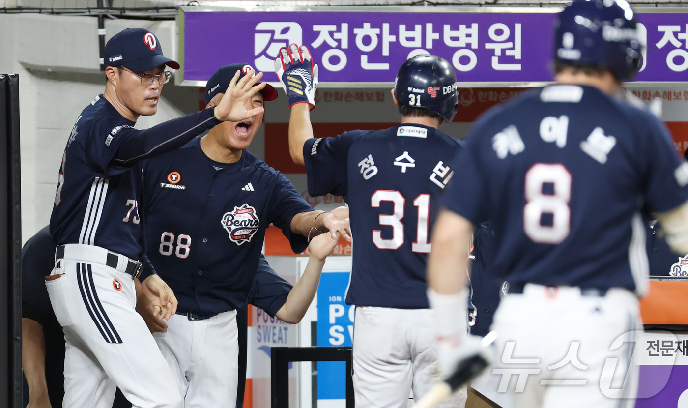 (대전=뉴스1) 김기남 기자 = 19일 대전 한화생명볼파크에서 열린 프로야구 '2025 신한 SOL 뱅크 KBO리그' 한화이글스 대 두산베어스 경기에서 두산 정수빈이 7회초 1사 …