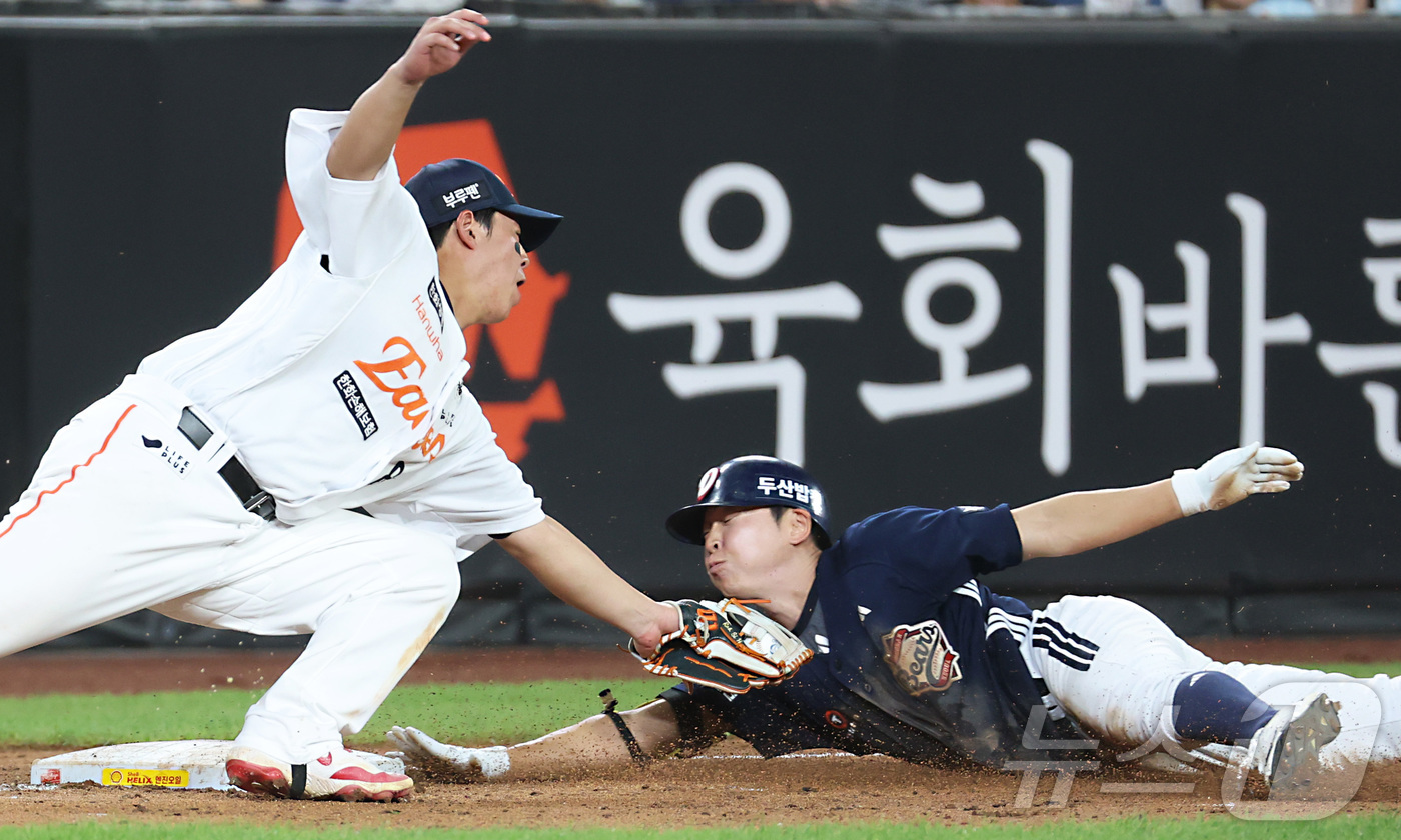 (대전=뉴스1) 김기남 기자 = 19일 대전 한화생명볼파크에서 열린 프로야구 '2025 신한 SOL 뱅크 KBO리그' 한화이글스 대 두산베어스 경기에서 두산 정수빈이 7회초 1사 …