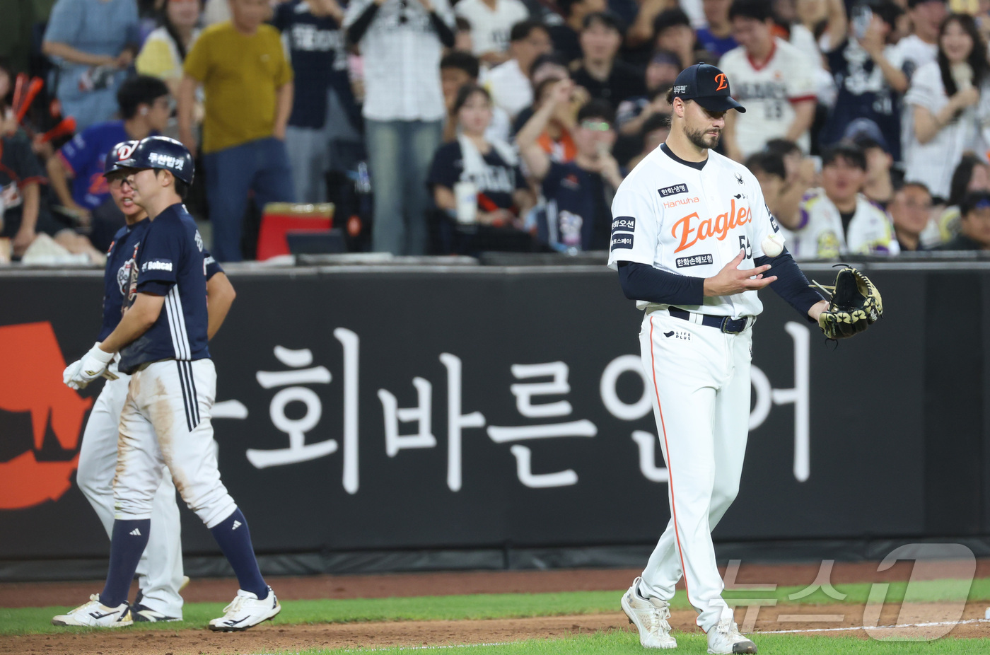 (대전=뉴스1) 김기남 기자 = 19일 대전 한화생명볼파크에서 열린 프로야구 '2025 신한 SOL 뱅크 KBO리그' 한화이글스 대 두산베어스 경기에서 한화 와이스가 두산 정수빈에 …